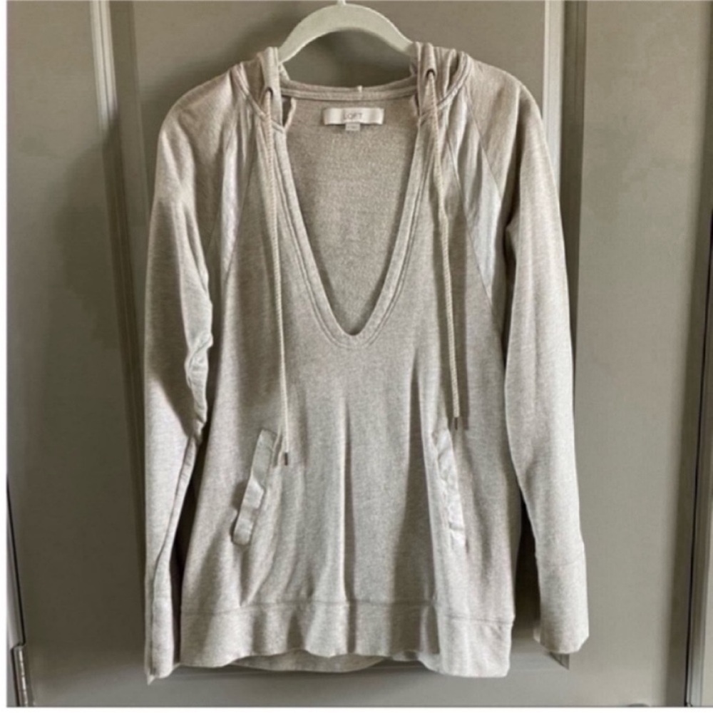 LOFT thin sweatshirt v-neck tunic with hood and pockets.